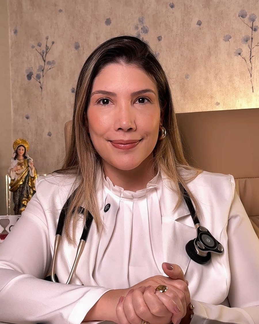 Dra. Rizia Carvalho em seu consultório na Bom Coração Cardiologia